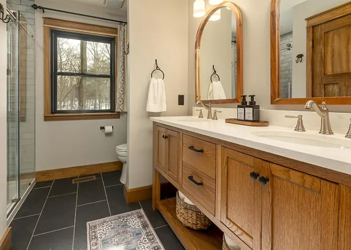 Holiday home Romantic 1br W Hot Tub Near *