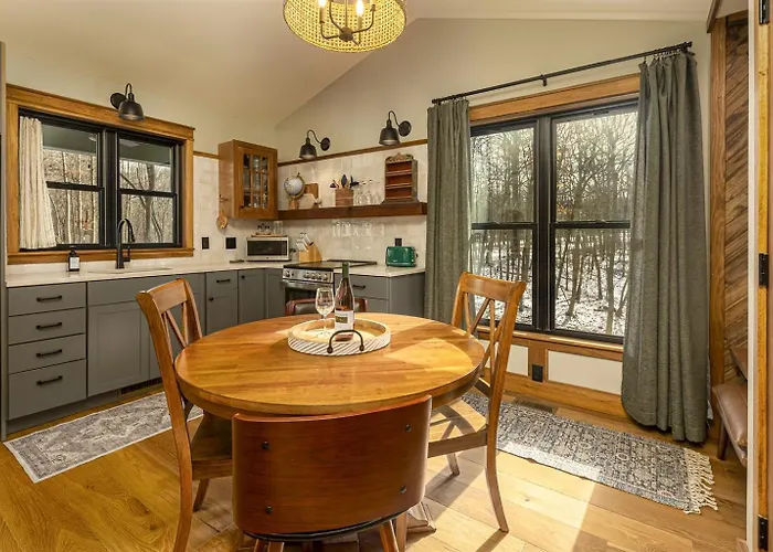 Romantic 1br W Hot Tub Near Holiday home