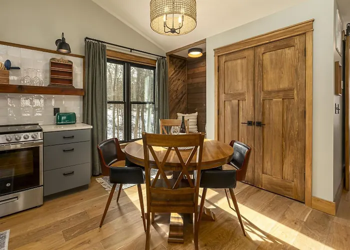 Romantic 1br W Hot Tub Near