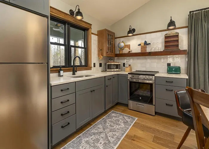 Romantic 1br W Hot Tub Near *