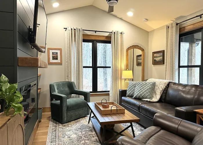 Romantic 1br W Hot Tub Near *
