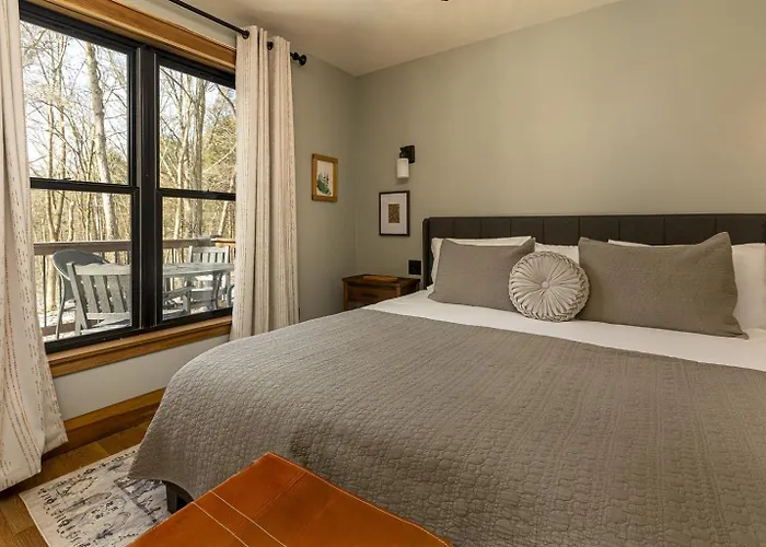 Romantic 1br W Hot Tub Near